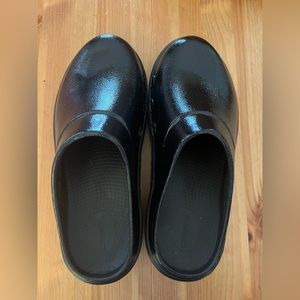 NWOT Oofos black clogs - size 39